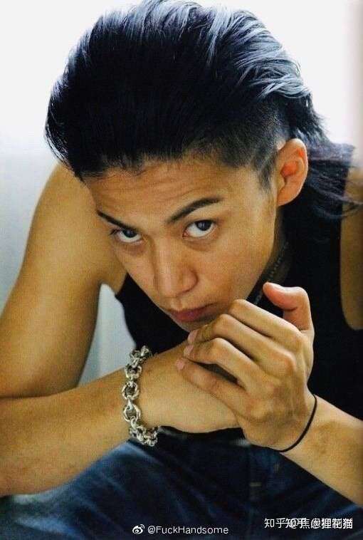 背头,梳到后面去