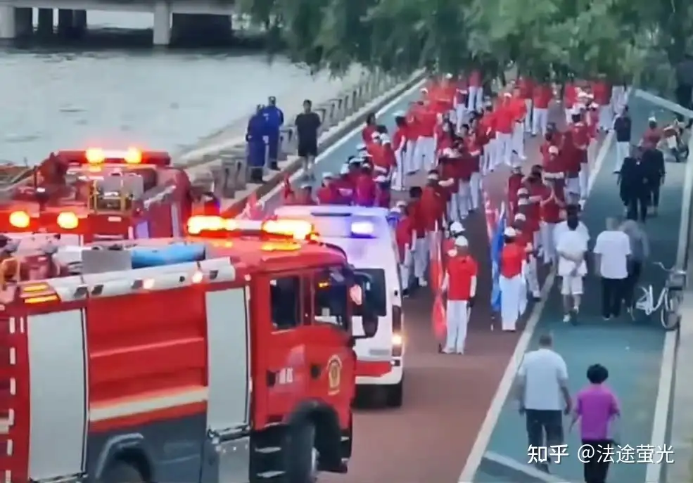 辽宁朝阳老年暴走团逼停救护车、消防车出勤，具体是怎么回事？他们应该避让吗？缩略图