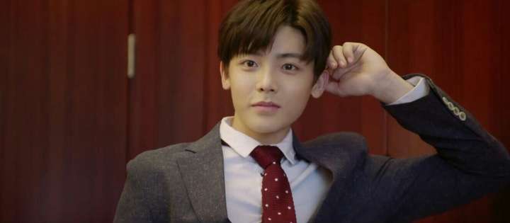 放开我北鼻第一季,前两集侯明昊大夏天的穿着厚重的小熊服与小朋友