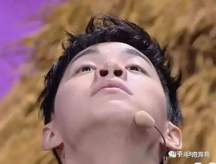 帅哥美女们有个特别钟爱的拍照姿势