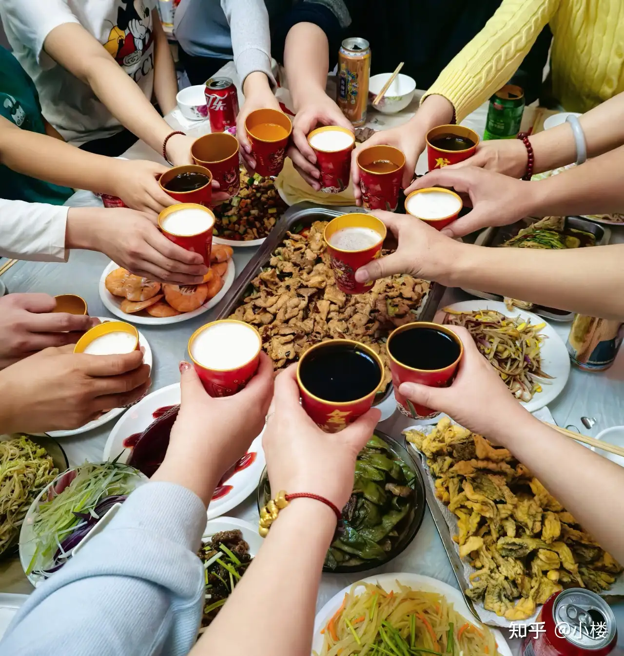 家里请客吃饭，婆婆不让我两个儿子上桌，我甩脸色有错么?
