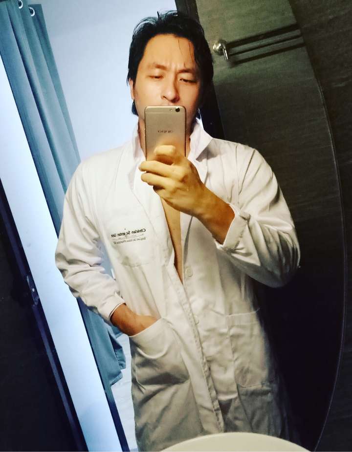 嗯,之前看古惑仔第三部发现陈浩南穿白西装里面不穿衣服挺有型的,就