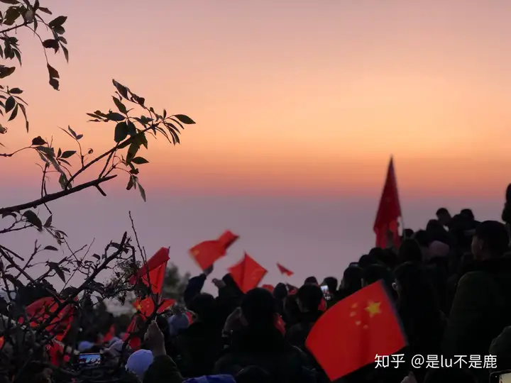 游客夜爬泰山高举国旗迎国庆（国庆登泰山人多吗） 第8张