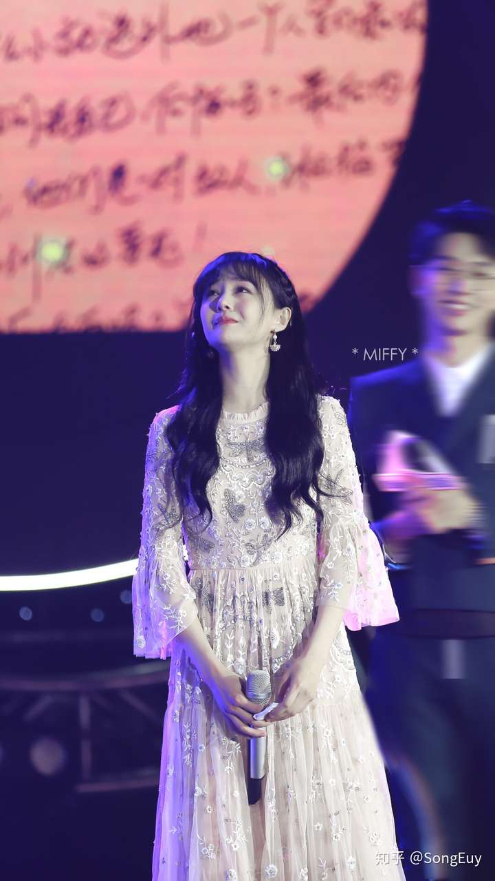 如何看待8月22日郑爽十周年生日会上郑爽的表现?