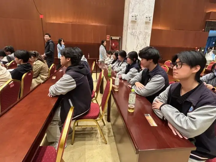 【活力校园】青春扬壮志 雅韵奏华章 | 我校塘栖校区学子赴浙江开放大学观演(图1)