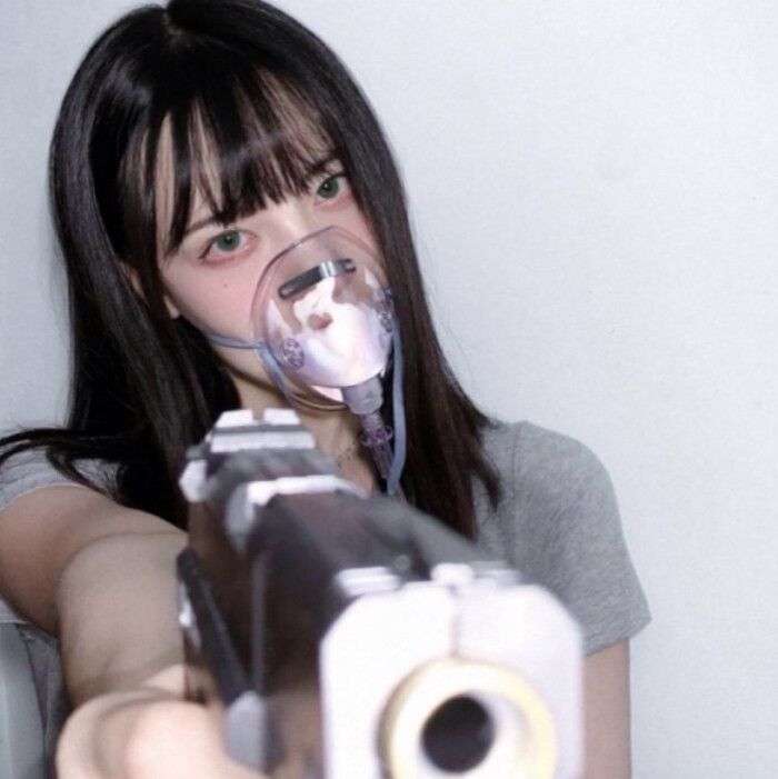 请问有哪位仙女有带枪的头像么最好是美女和枪.