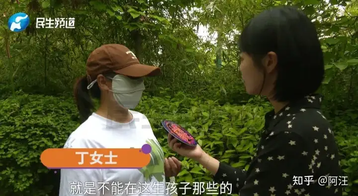 女子怀孕被房东要求退租，还被出具《房屋租赁补充告知书》限制在屋内坐月子，这合法吗？房东有权这样做吗？