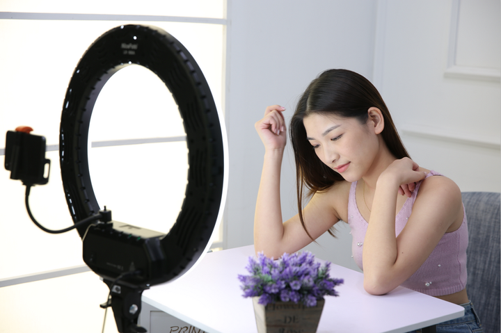 直播间顶灯用什么灯（抖音直播间灯光怎么打效果好）