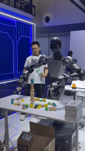 直击WAIC：大模型低调出展，机器人各出奇招