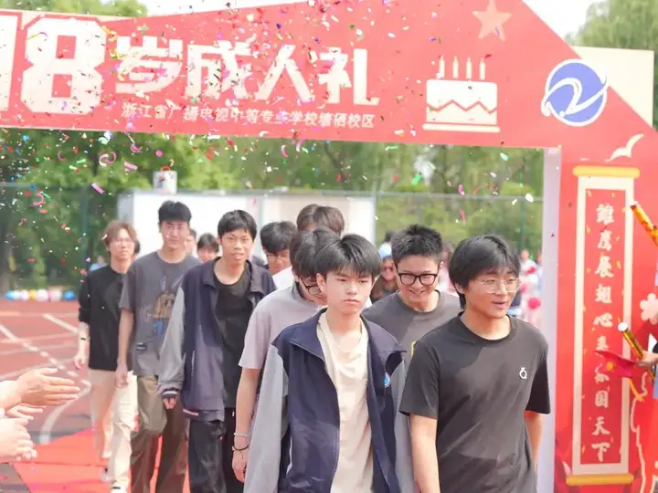正青春 向未来 | 2025塘栖校区高三成人礼(图26)