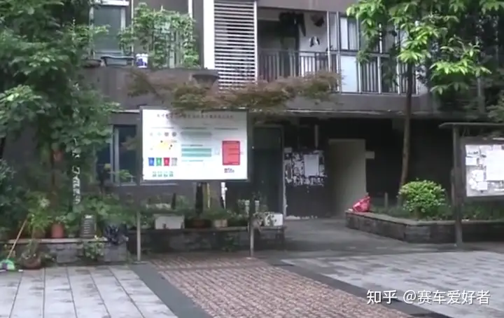 重庆一小区天降菜刀险伤人，当事人：走出楼栋不到5秒，就砸在了后脚跟附近