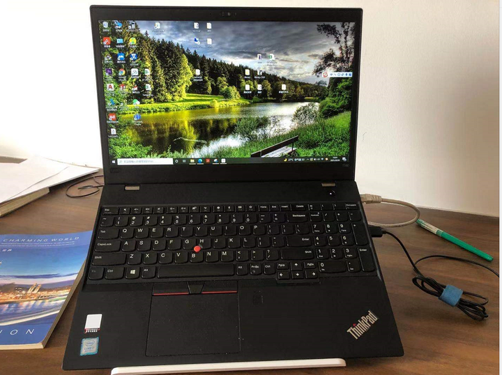 随手拍一下我自己现在工作中用的电脑,有点脏见谅