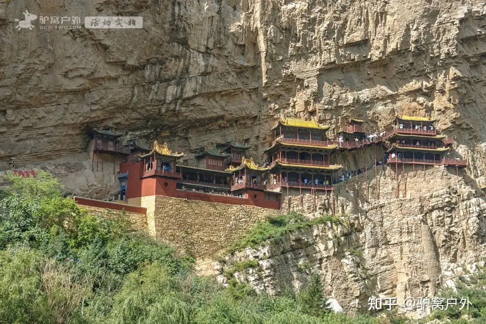 央视曝光悬空寺景区乱象，黄牛能买到售罄票翻倍加价，黑车司机揽客到落石区拍照，暴露出哪些治理短板？