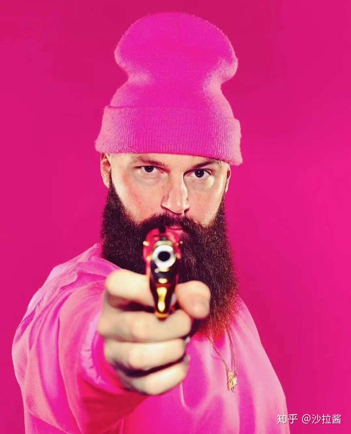 如果一个秃顶,啤酒肚,胡子拉碴,这个中年大叔穿粉色会是什么样?
