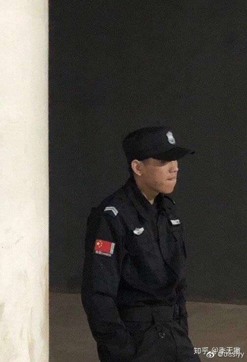 在街上遇到你喜欢的rapper怎么办?