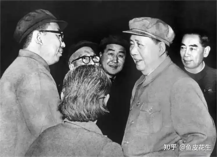 历史老照片系列（一百零三）：华国锋当众违背毛主席的遗愿，作出一项