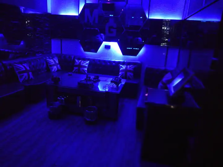 在KTV做少爷是种什么体验？丨KTV里能做什么生意