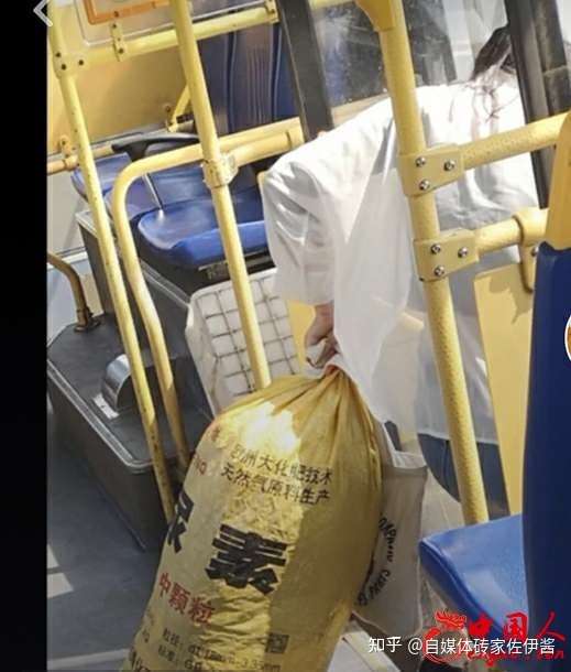 去学校 弄个尿素袋子拿被子 会有人感觉丢人吗?