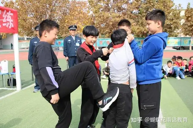 女儿遭遇霸凌，对方不以为意；父亲教科书式出手，霸凌者丧魂失魄