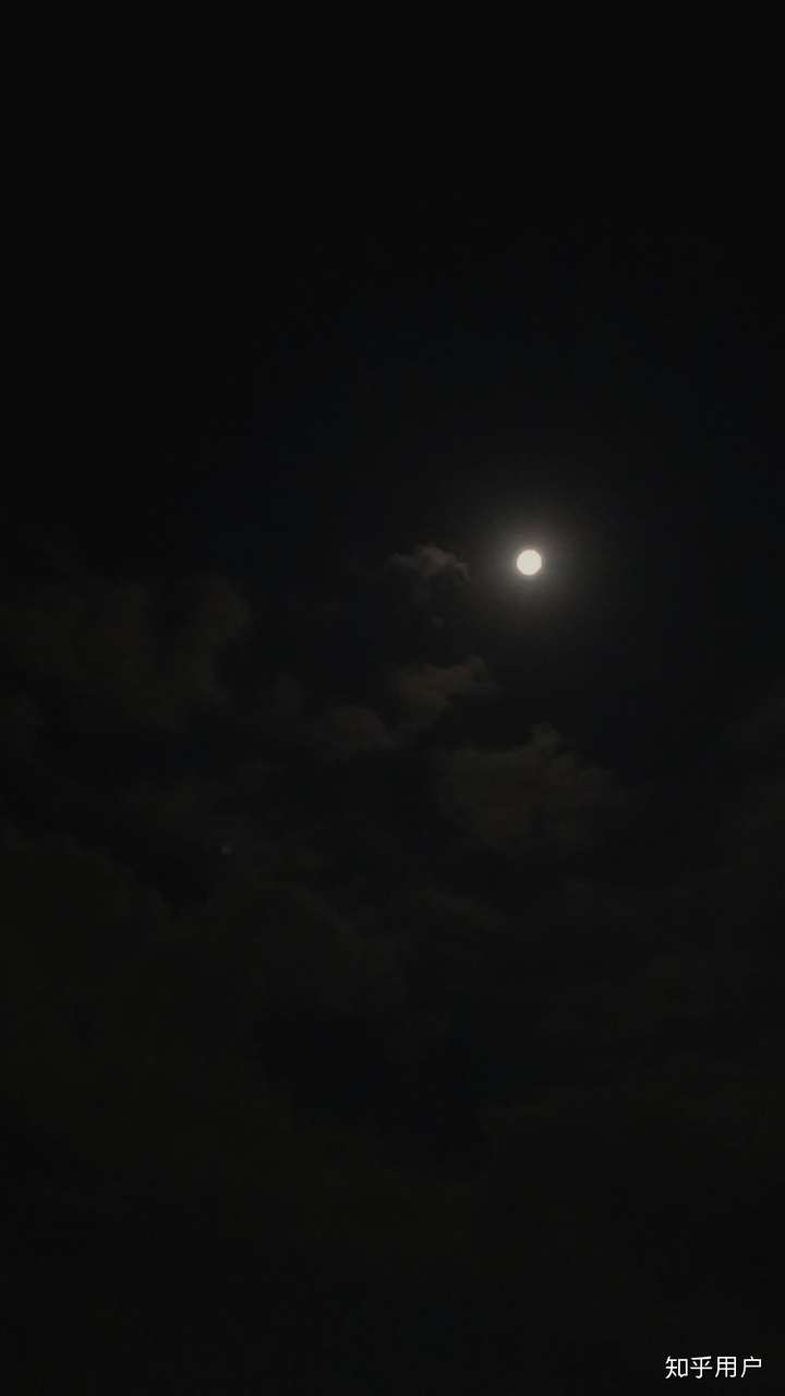 有人喜欢一个人看月亮吗