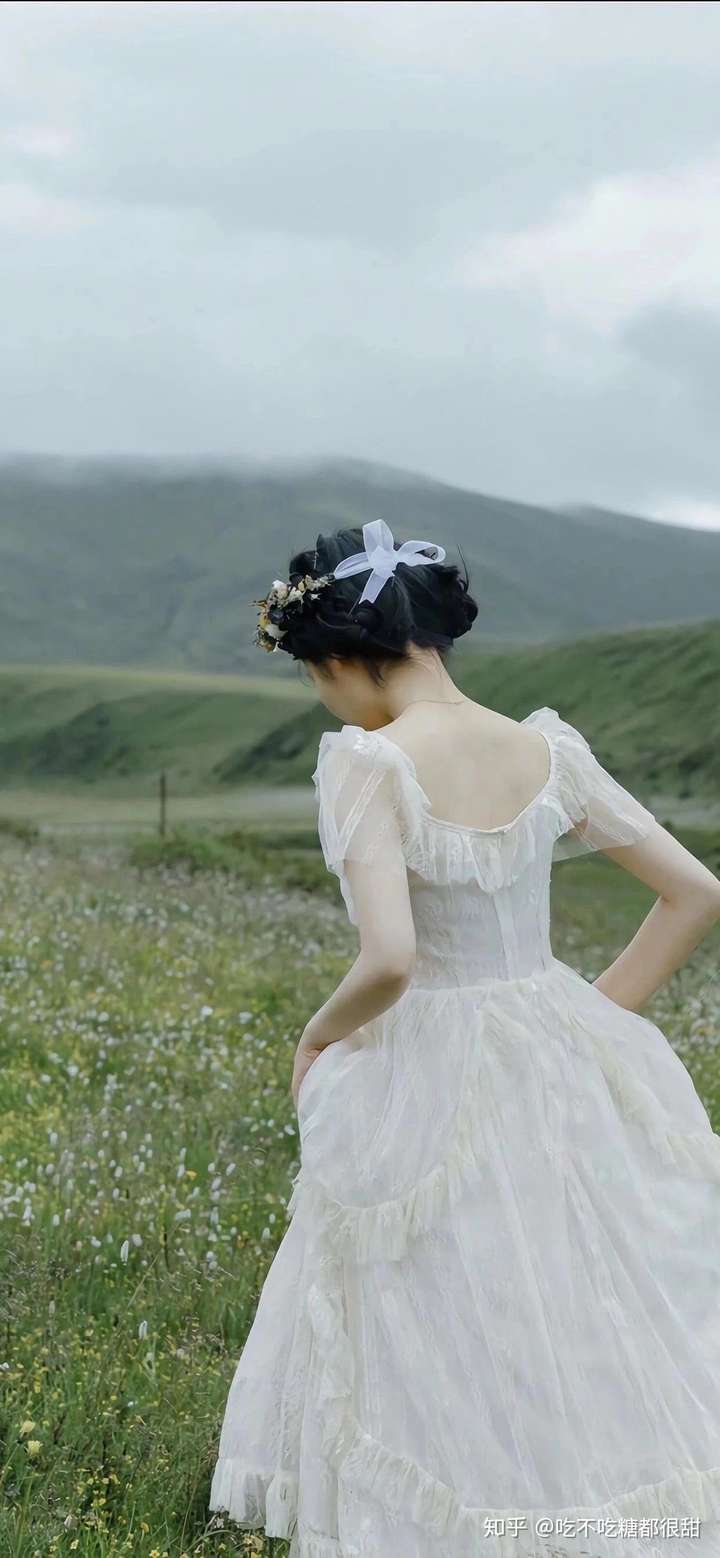 有没有背景绿色多的比如草木之类比较多的美女图片?