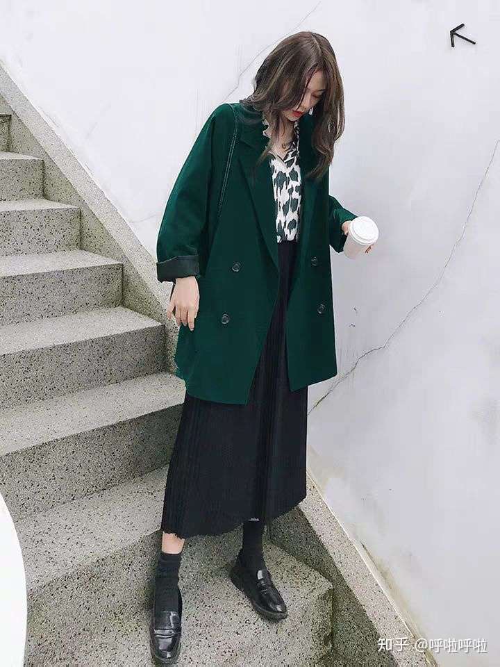 墨绿色衬衫 黑色长裤,可以配什么颜色什么款式的外套?(备注:女,22岁)?