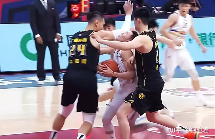 许钟豪连续恶犯的背后，更深层次的问题是什么？