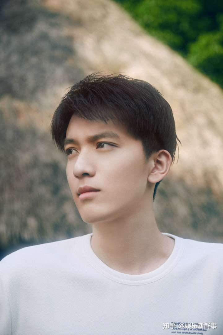 赵英博清爽夏日写真曝光少年脸尽展温柔侧颜杀