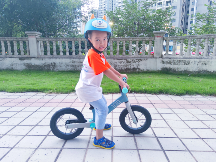 解放父母双手,2-7岁小朋友的运动伴侣,柒小佰儿童减震滑步车