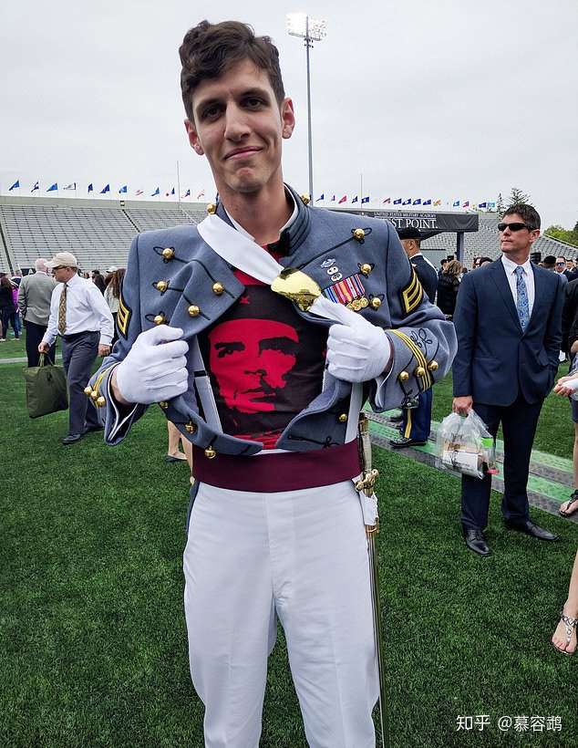 比如这位西点毕业的精神小伙.