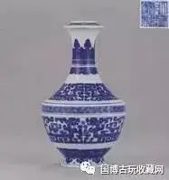 w7|4466 中国骨董人間国宝陶芸磁器『斗彩蝙蝠祥雲図紋長頸胆瓶です