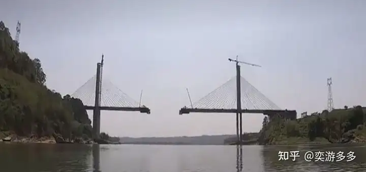 丛林峡谷中疾驰而下，炎炎夏日的清凉选择，不要错过这些漂流胜地