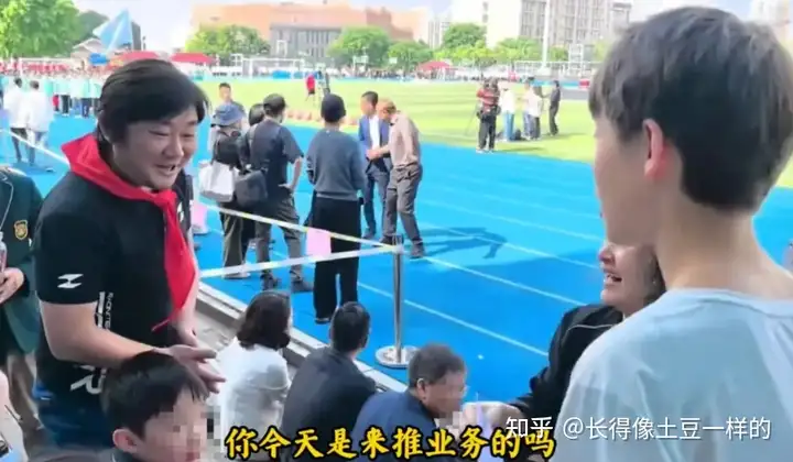 张雪参加儿子学校运动会被儿子同学推销自家业务，直言「孩子未来一定比他老爸能干」，如何看待孩子这种行为？