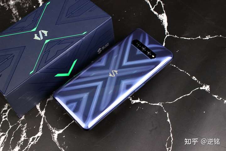 客观来说这样的设计没有以前骚气,但更接近普通手机的外观也让 黑鲨4