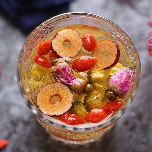 菊花玫瑰花枸杞红枣能一起泡吗 玫瑰花茶怎么泡好喝 正确的方法才能泡出好茶 知乎