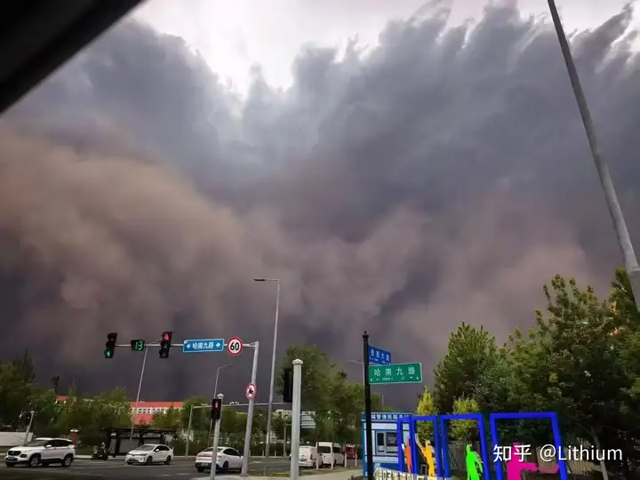 哈尔滨突发沙尘暴瞬间天黑，大风呼啸含沙量极高，树都被吹断了，这一天气有多反常？有当地人讲讲具体情况吗？