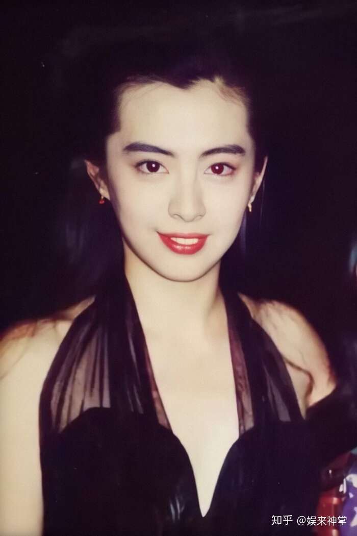 娱来神掌 1人 赞同了该文章 文/娱来君 王祖贤作为香港90年代的美女