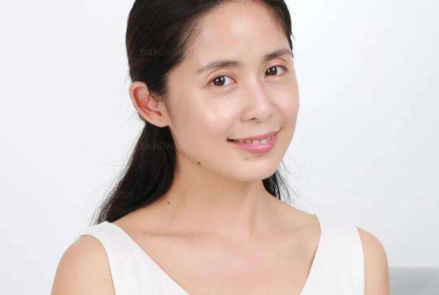要知道,两个月前的她,还是一个 脸色暗黄,满脸色斑的"黄脸婆"形象.