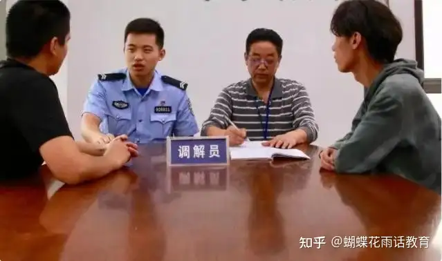 女儿遭遇霸凌，对方不以为意；父亲教科书式出手，霸凌者丧魂失魄