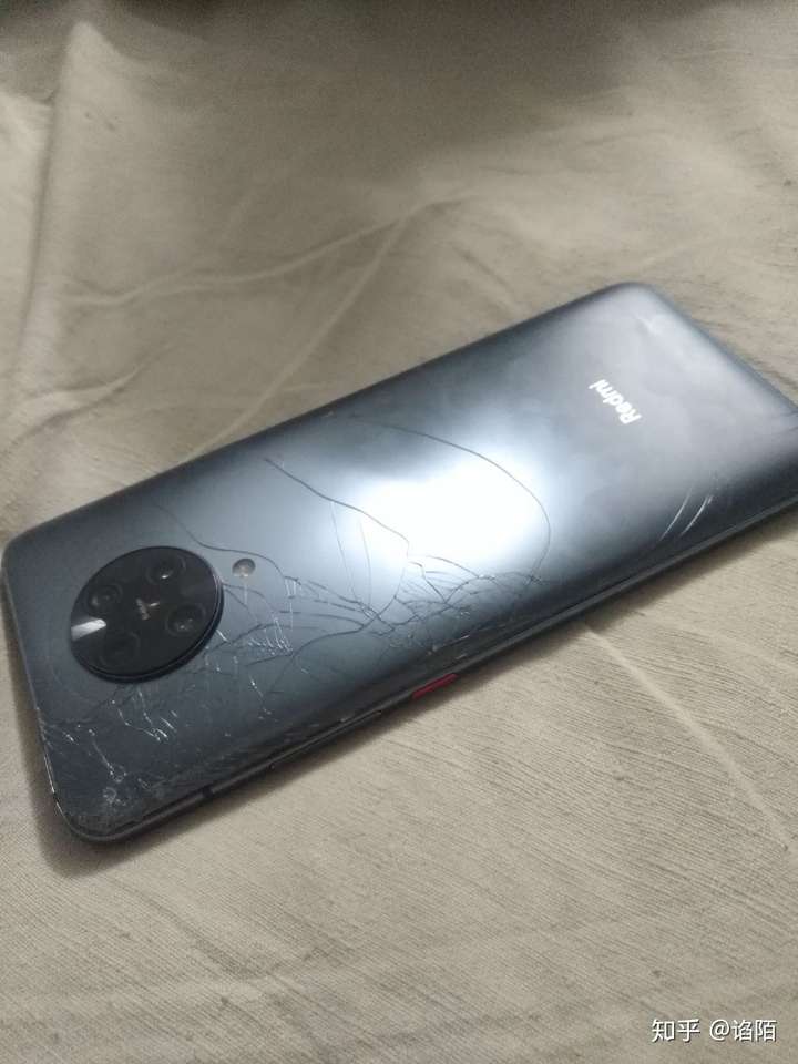 红米k30pro不戴套用容易刮花吗