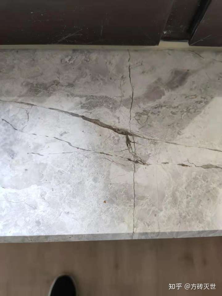 天然大理石这种裂纹是正常现象还是残次品?