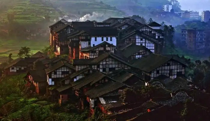 它是中国酒城，很多人却因为它爱上这座城市