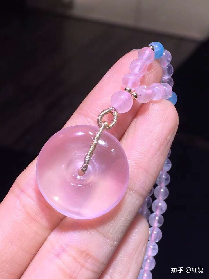 其实也可以选择天然水晶平安扣的, 关于美好寓意方面,水晶的并不比