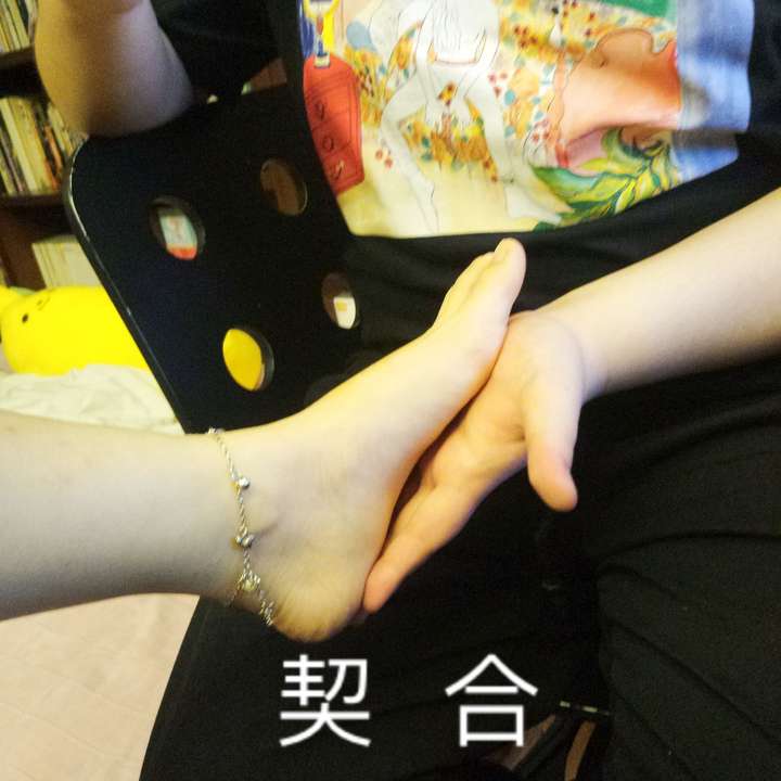 发个踩对象手上拍的对比照哈哈哈哈哈哈,我对象的手真的是白白胖胖又