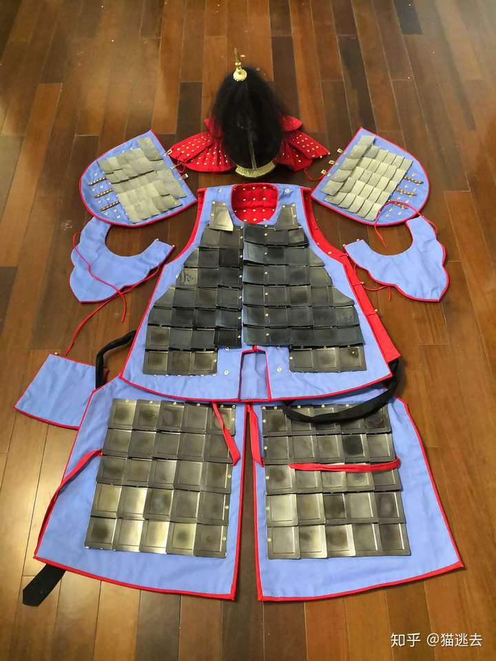 鳞甲,布面上压下可以利用重力更好的遮挡缝隙,扎甲相对更难刺缝隙,但