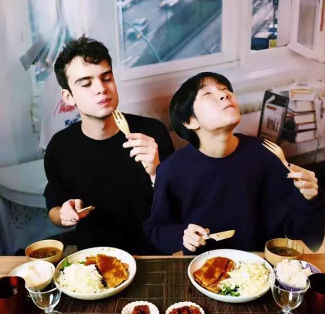 如果一对吃货秀起恩爱来,画风会变成这样 ▽