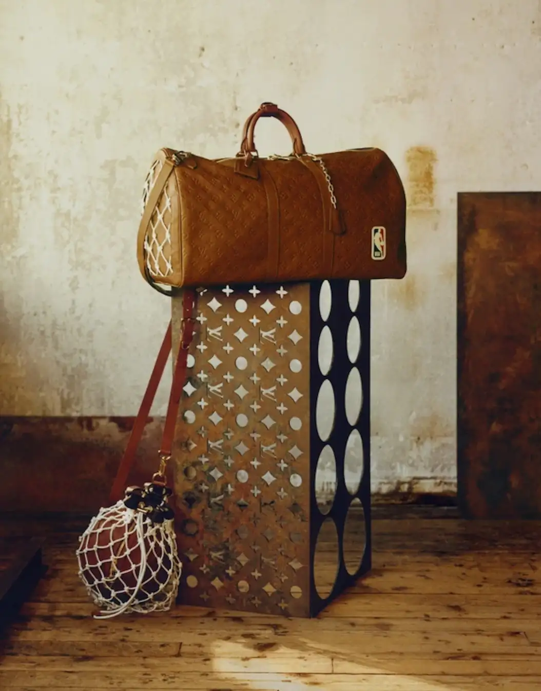 Louis Vuitton et la NBA présentent un sac en forme de ballon de