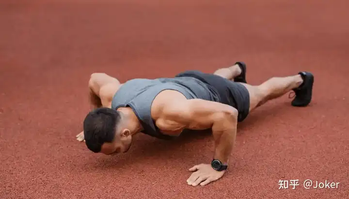 一天工作12个小时的人，该怎么抽出时间来进行碎片化健身？