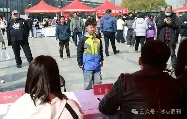 短剧片场的儿童演员「变相辍学」，没有退学但长期不去学校，长期脱离校园环境会怎样影响孩子？为拍戏值得吗？