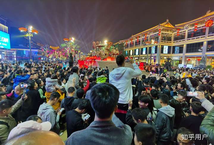 图片是周一晚上拍的,依然人山人海.